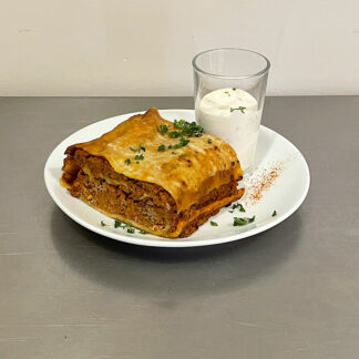 fleischstrudel roulé à la viande, speck fumé et tomate, sauce yoghourt